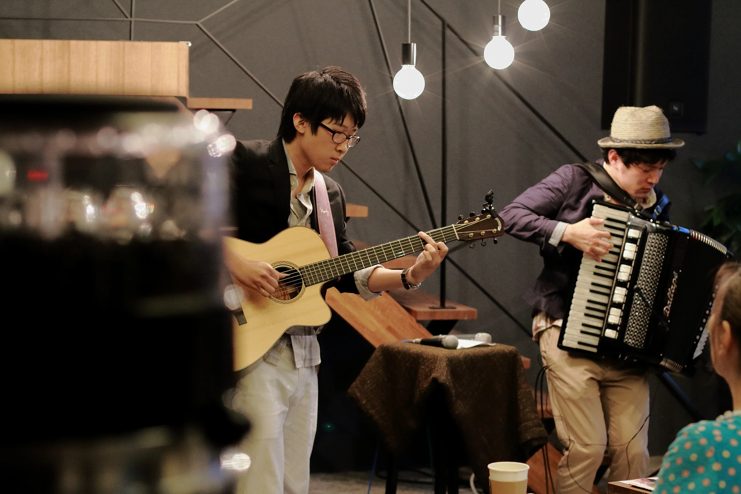 金藤 大昂 (かねとう ひろたか)　アメリカ カンザス州で開催された 43rd Walnut Valley Festival International Finger Style Guitar Championship 2位。Lレンズ特有の美しいボケ味を活かした1枚。