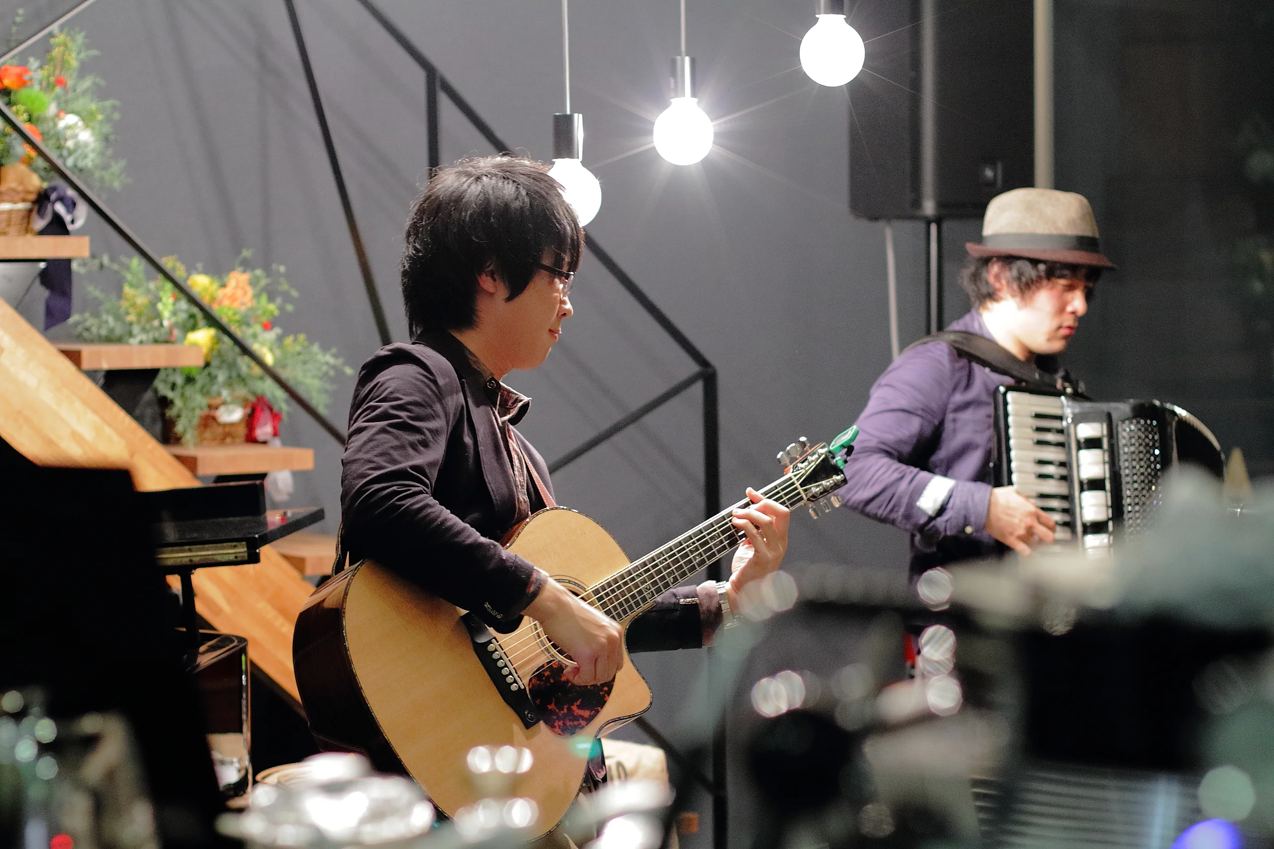 秦コータロー。 2019年1月2月Bunkamura30周年記念舞台『罪と罰』（三浦春馬主演）に出演。100mmマクロレンズが捉える、使い込まれた愛機の美学。演奏者の情熱と息遣いまで鮮明に記録。